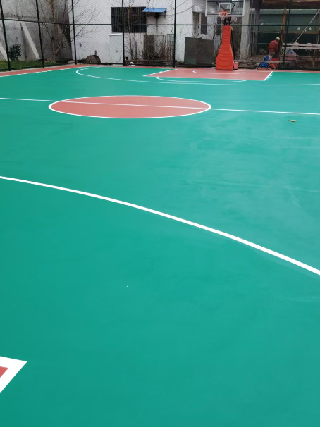 临渭 球场长期使用易出现地面开裂